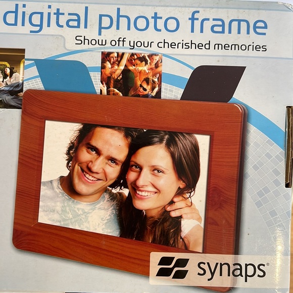 New Synaps 7-inch Digital Photo Frame with Photo Frame, AC Power Adapter, Manual - Picture 4 of 7